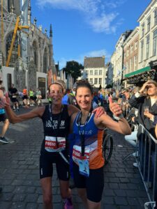 Karin Verheijden (links) en Barbara Saat van Eindhoven Atletiek bij de Singelloop in Breda.