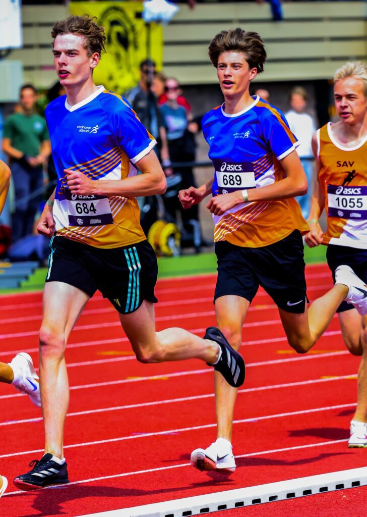 Joep Caljouw (684) en Thijmen Mol (689) bij de NK voor junioren op de 800 meter.