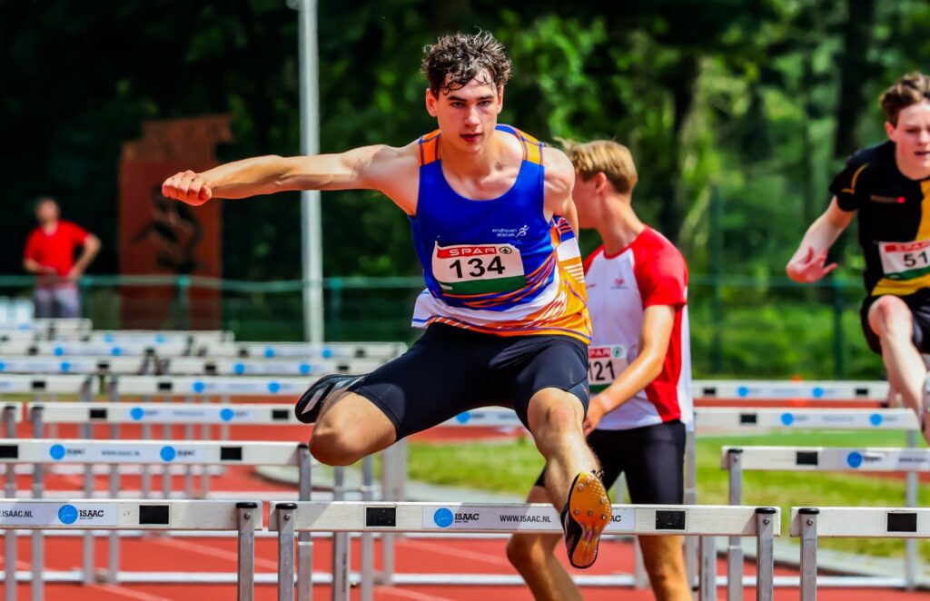 Noah Reek bij het hordenlopen in Eindhoven