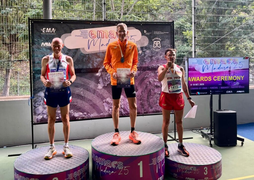 Peter van der Velden wint de 10.000 meter bij de EK masters 2025.