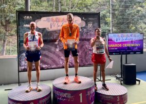 Peter van der Velden wint de 10.000 meter bij de EK masters 2025.