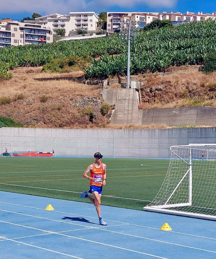 Peter van der Velden wint de 10.000 meter bij de EK masters 2025.